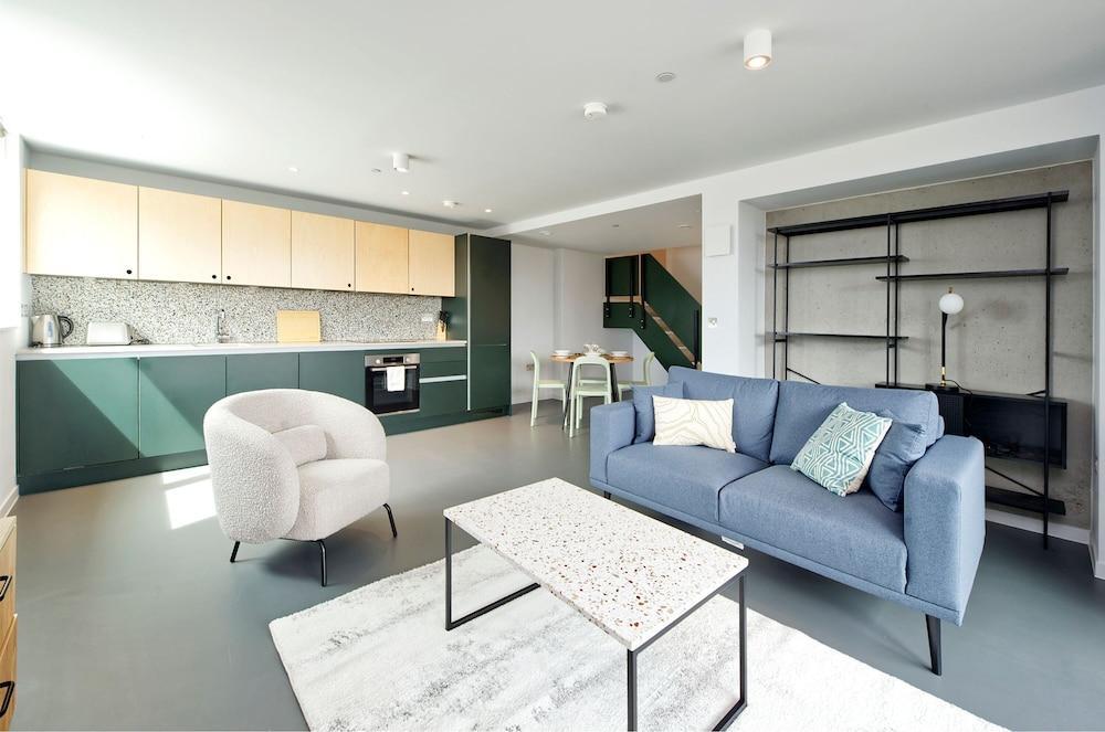 Sensational Two-bedroom Apartment in East London - Tap to explore photos