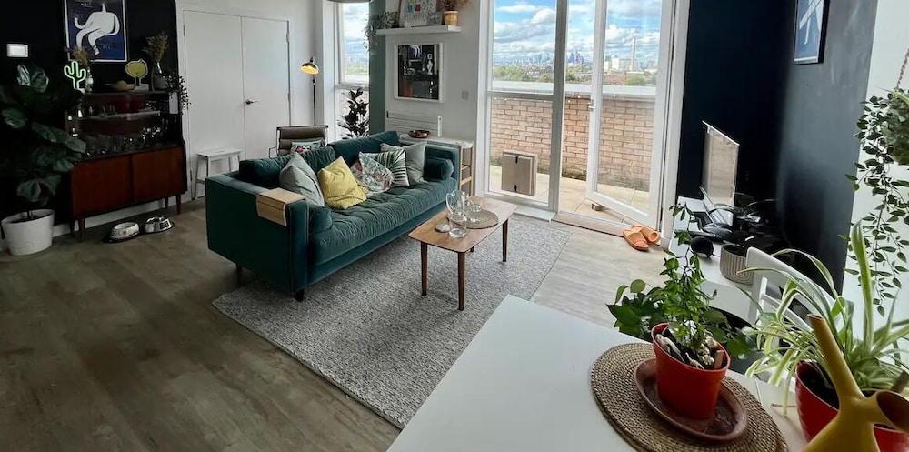 Elegant Chic Living Vibrant London Area - Tap to explore photos