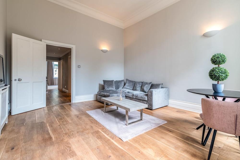 Canal Crescent Charm Flat With Stunning Views, Little Venice - Tap to explore photos