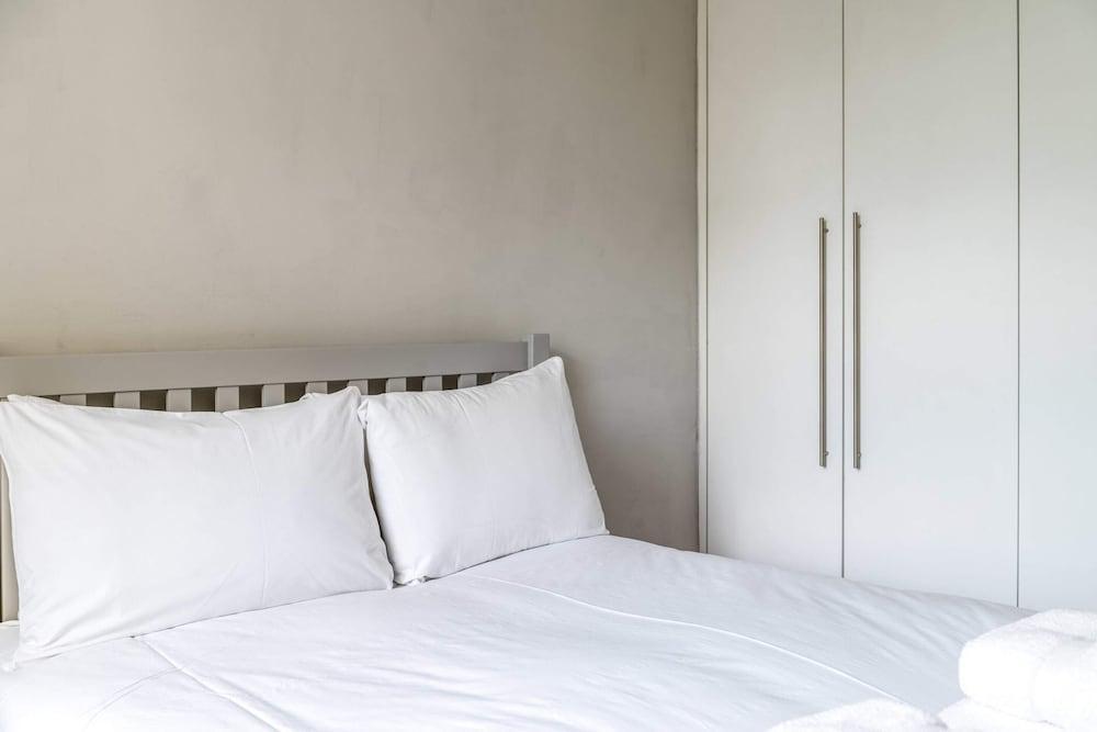 Canal Crescent Charm Flat With Stunning Views, Little Venice - Tap to explore photos