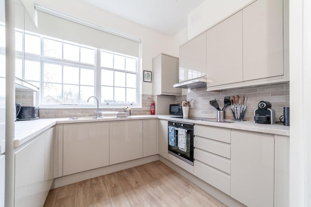 Spacious 3-bed flat by popular Waterloo - Tap to explore photos