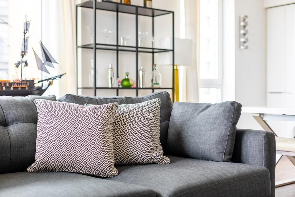 Stunning Brentford Penthouse - Tap to explore photos