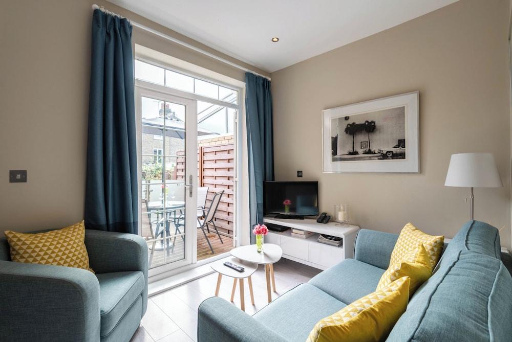 Stylish Fulham Flat With Patio by Underthedoormat - Tap to explore photos