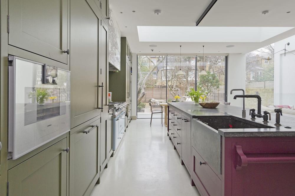 Beautiful 5 Bed House Fulham - Tap to explore photos