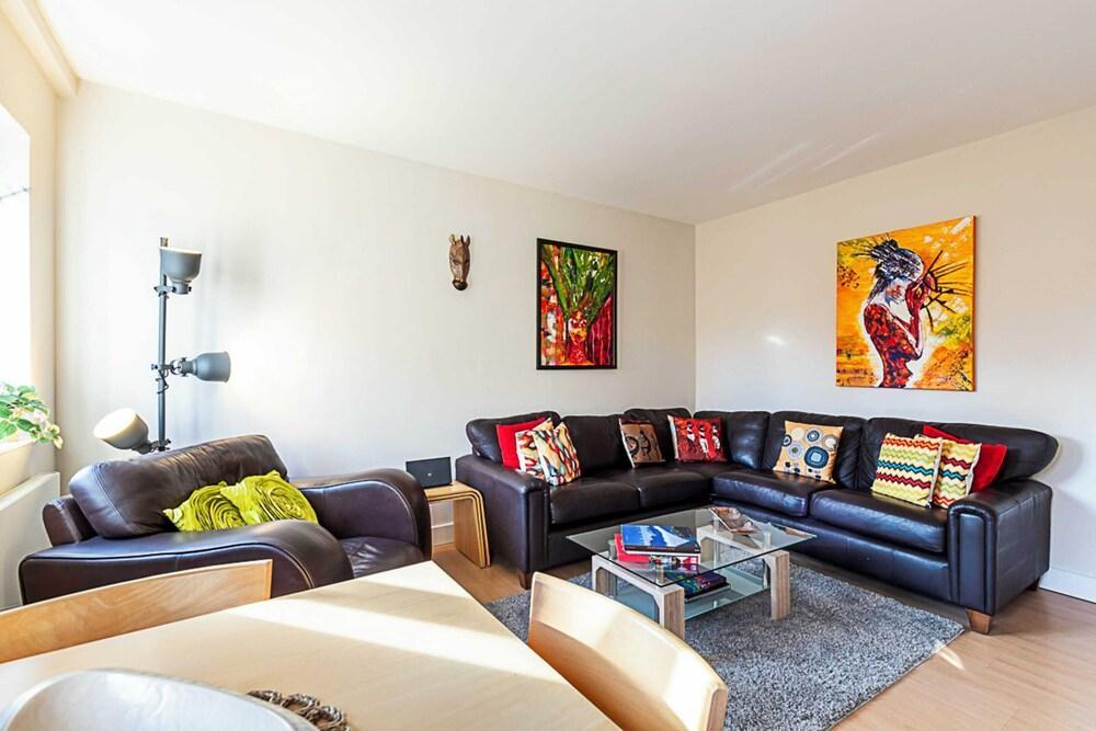 Beautiful Two Bedroom Abode Near Baker Street - Tap to explore photos