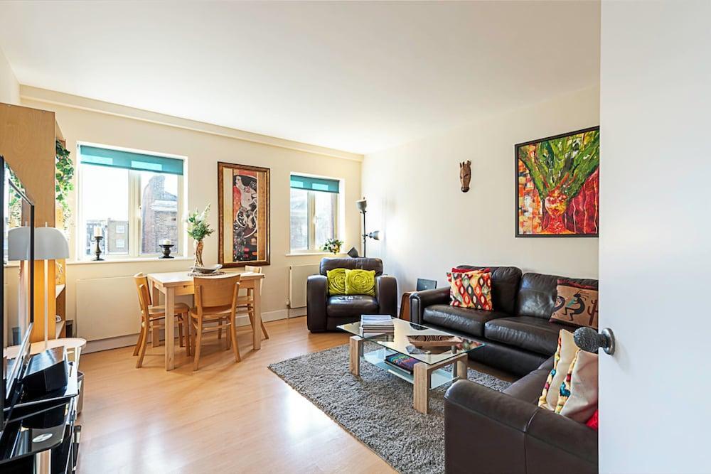 Beautiful Two Bedroom Abode Near Baker Street - Tap to explore photos