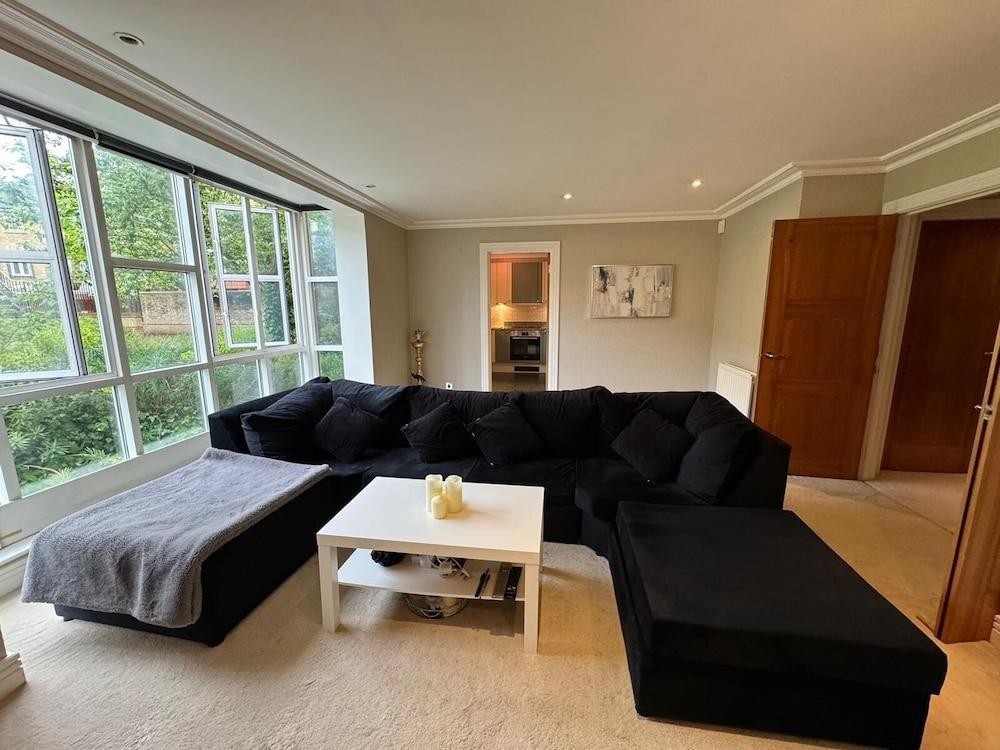 Luxury Apartment In London - Pool Spa & Gym - Tap to explore photos