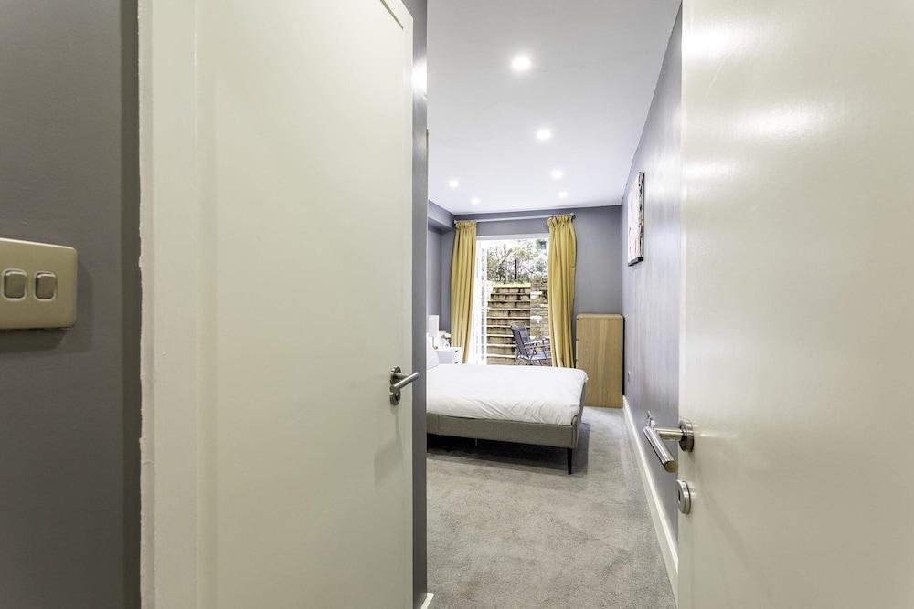 Spacious Clapham Junction Apartment - Tap to explore photos