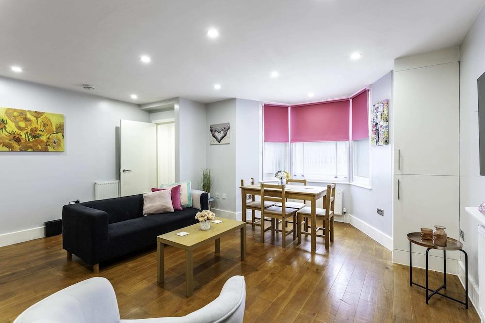 Spacious Clapham Junction Apartment - Tap to explore photos