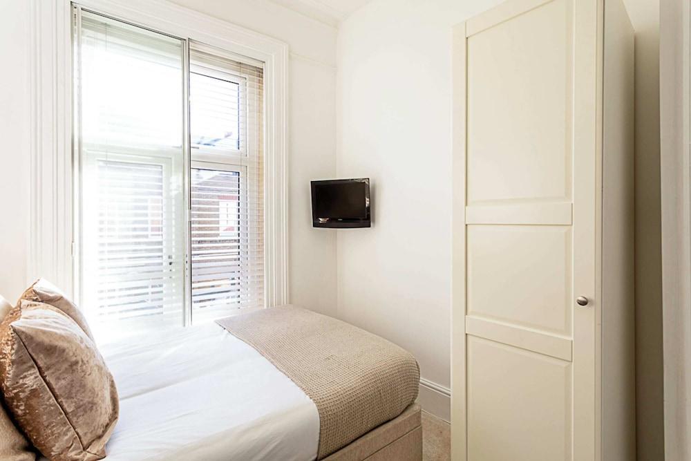 Stylish Apartment In Leafy Richmond - Tap to explore photos