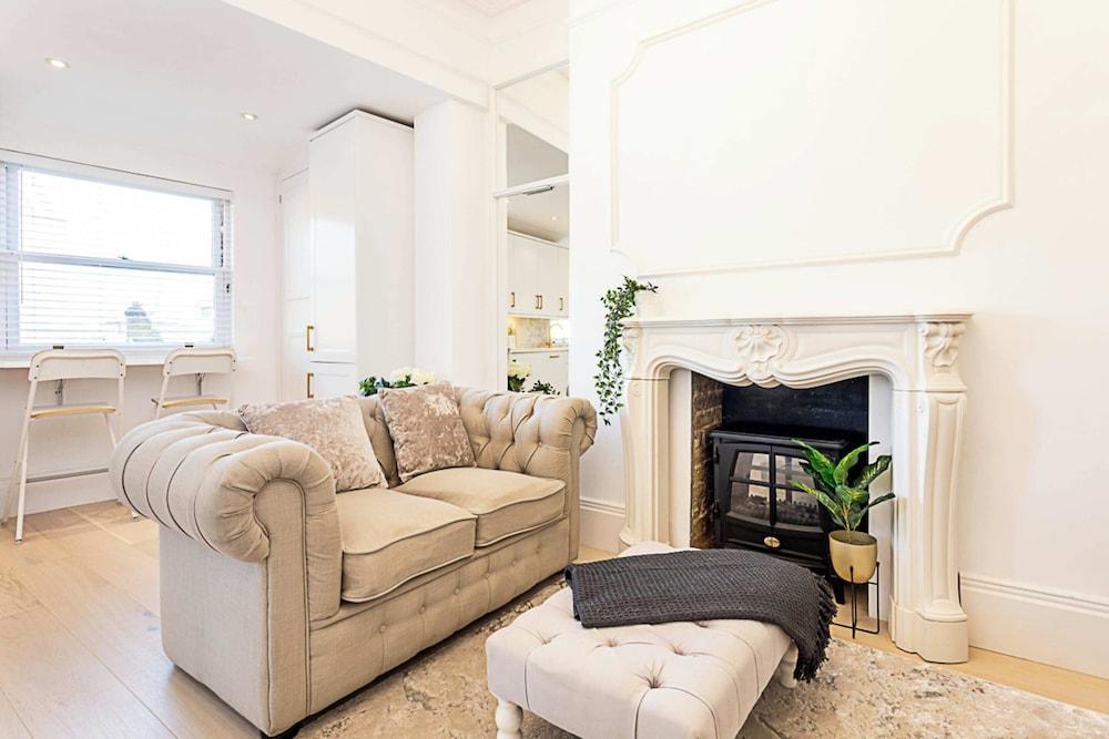Stylish Apartment In Leafy Richmond - Tap to explore photos
