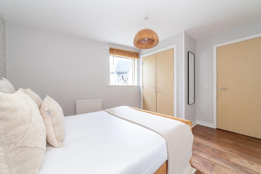 The Whitecross Street Apartment - Tap to explore photos