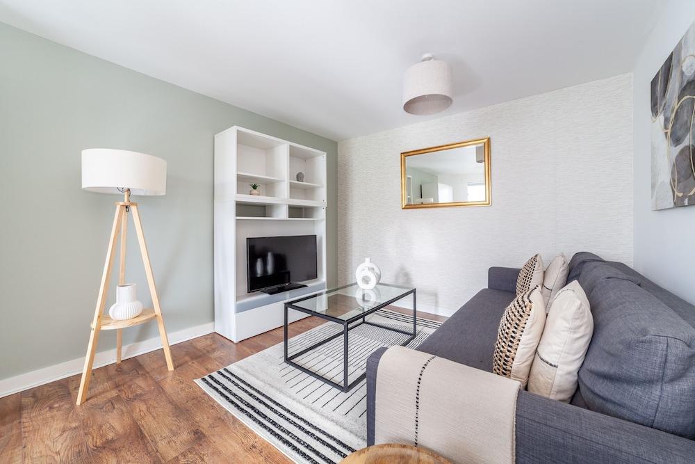 The Whitecross Street Apartment - Tap to explore photos