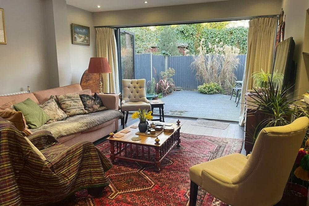 Luxurious 1 Bedroom Flat With Private Garden - Tap to explore photos