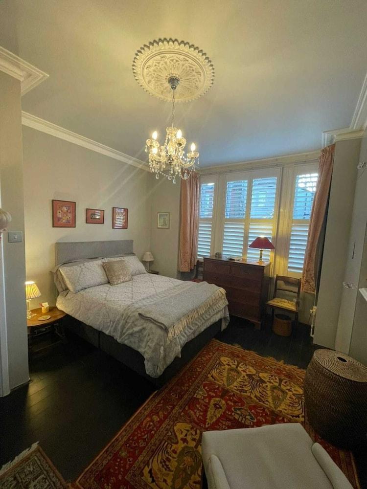 Luxurious 1 Bedroom Flat With Private Garden - Tap to explore photos