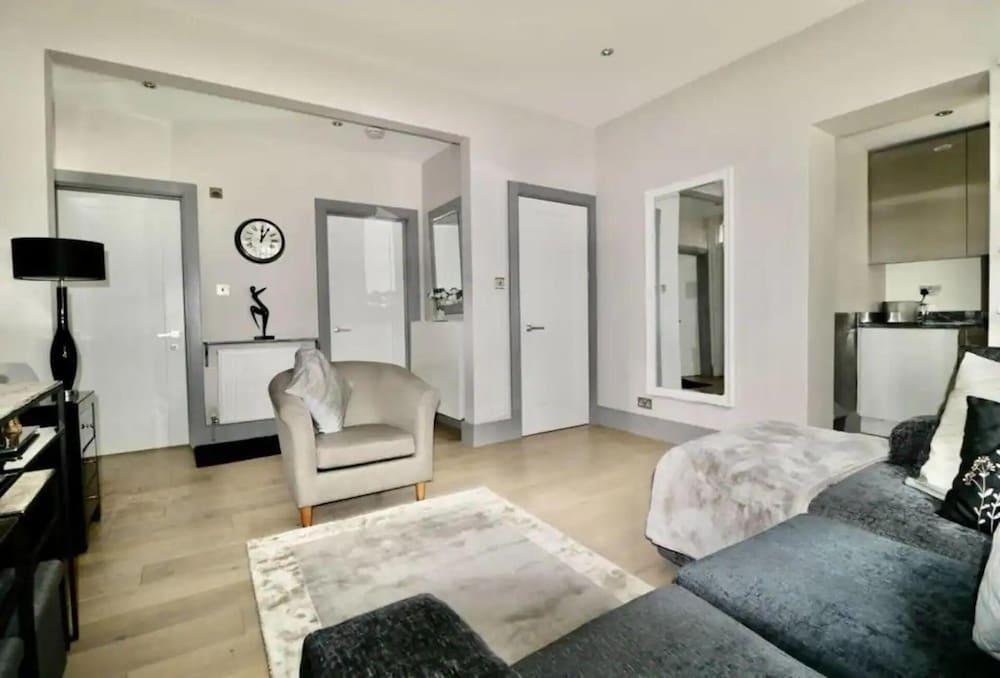 Private 1-bed Apartment in Central London - Tap to explore photos