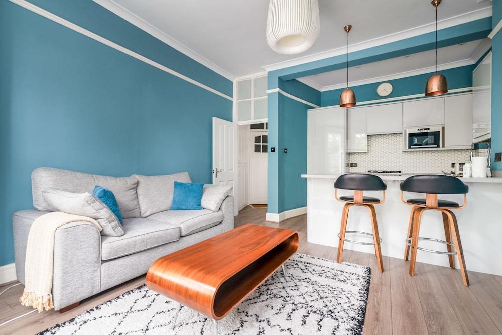 Beautiful One Bed Abode in the South West - Tap to explore photos