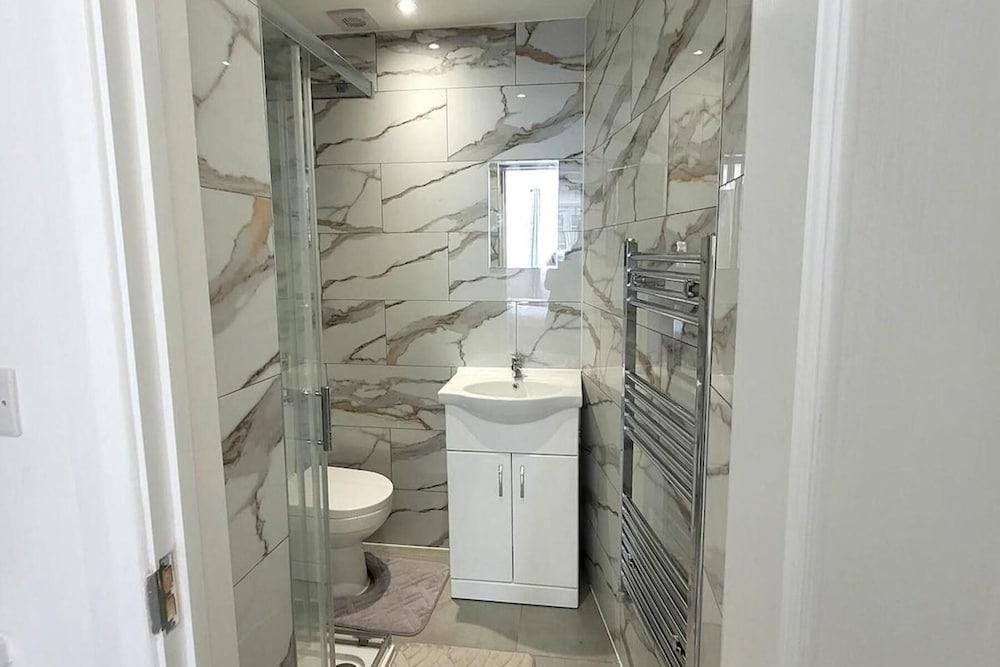 Tranquil Studio Retreat With Free Parking - Tap to explore photos
