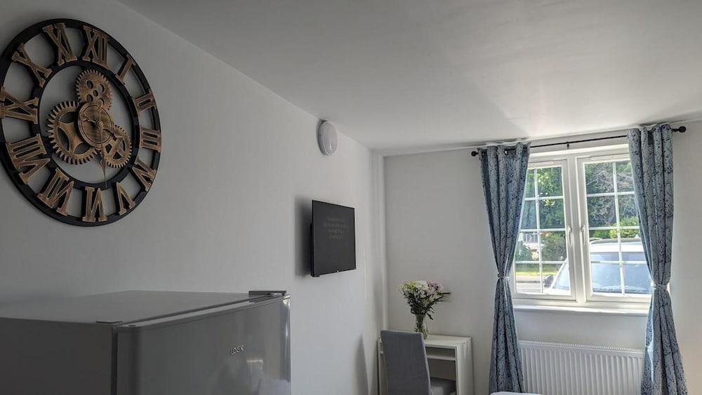 Tranquil Studio Retreat With Free Parking - Tap to explore photos