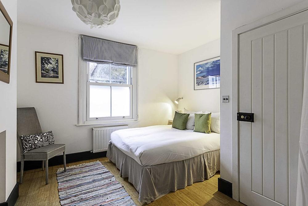 Stylish Battersea Home - Tap to explore photos