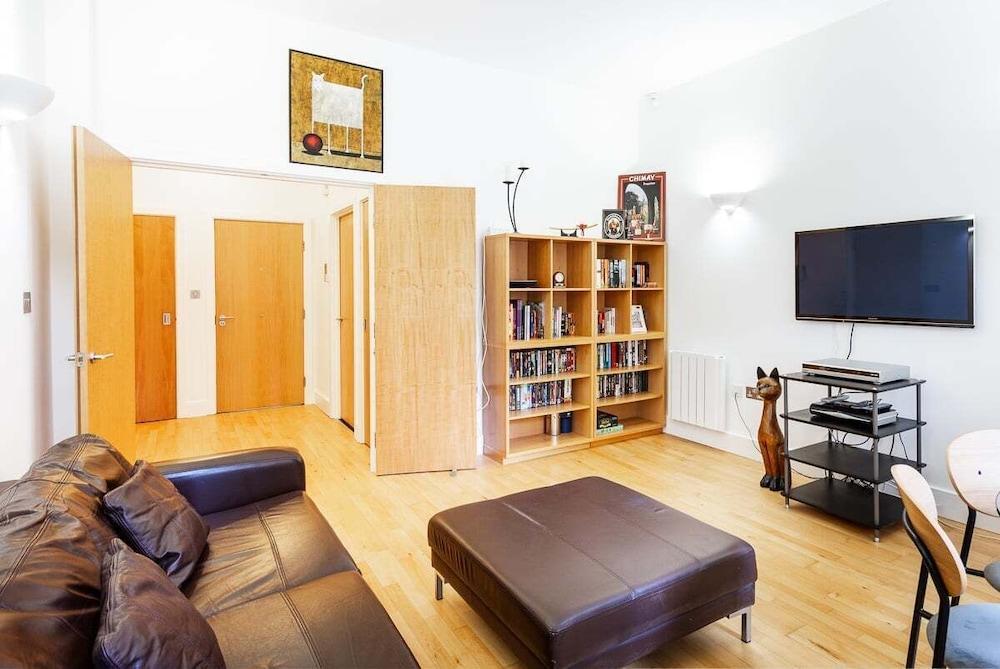 Bright & Comfortable Angel Apartment - Tap to explore photos