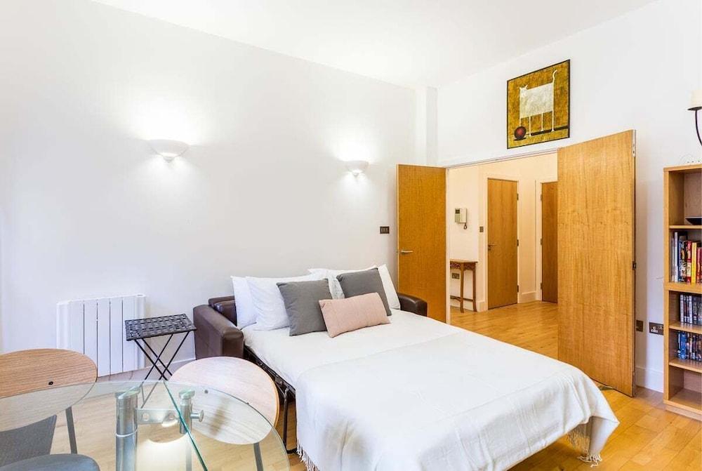 Bright & Comfortable Angel Apartment - Tap to explore photos