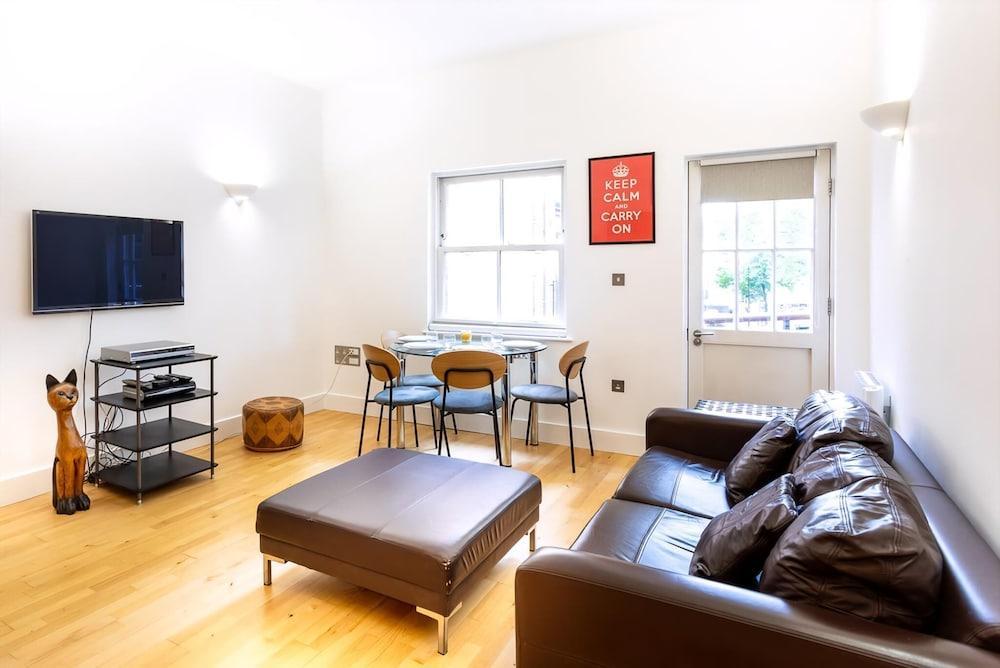 Bright & Comfortable Angel Apartment - Tap to explore photos