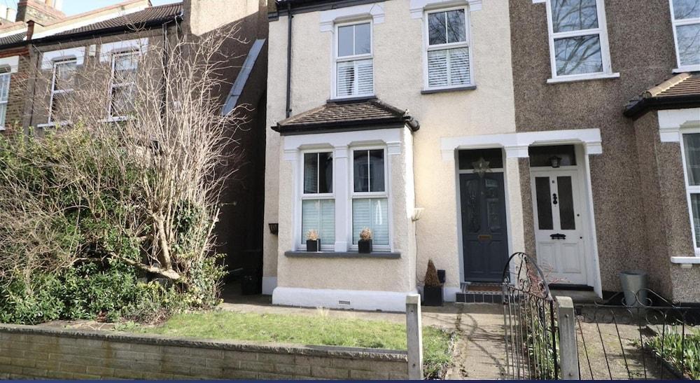 Inviting 3-bed House in Beckenham - Tap to explore photos