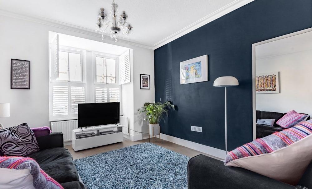 Inviting 3-bed House in Beckenham - Tap to explore photos