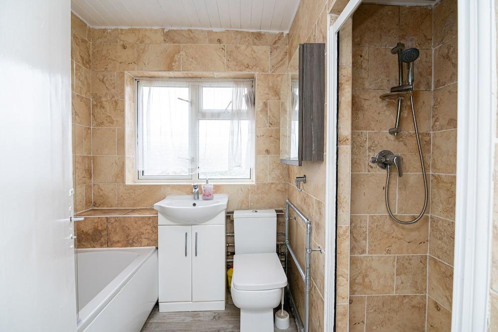 Impeccable 3-bed House in Abbeywood - Tap to explore photos