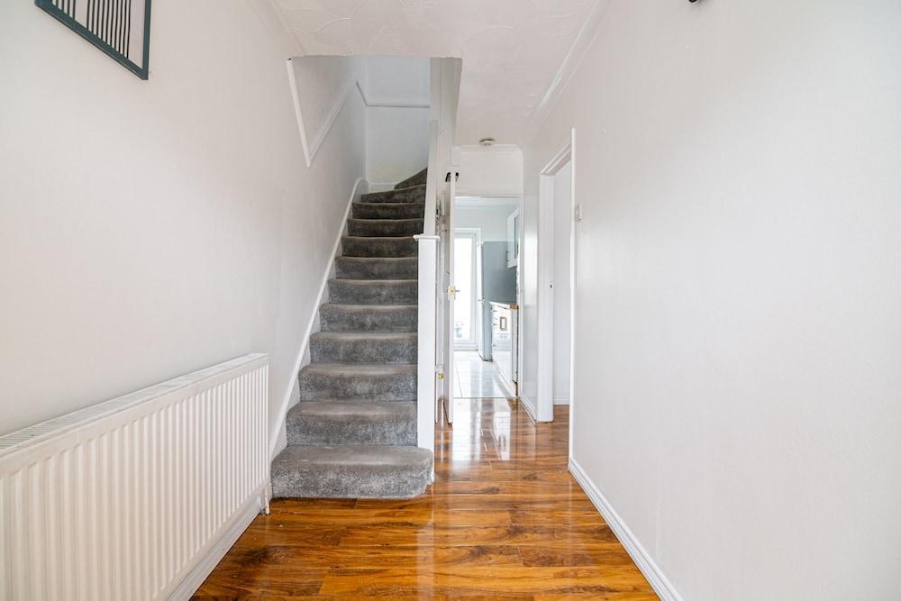 Impeccable 3-bed House in Abbeywood - Tap to explore photos