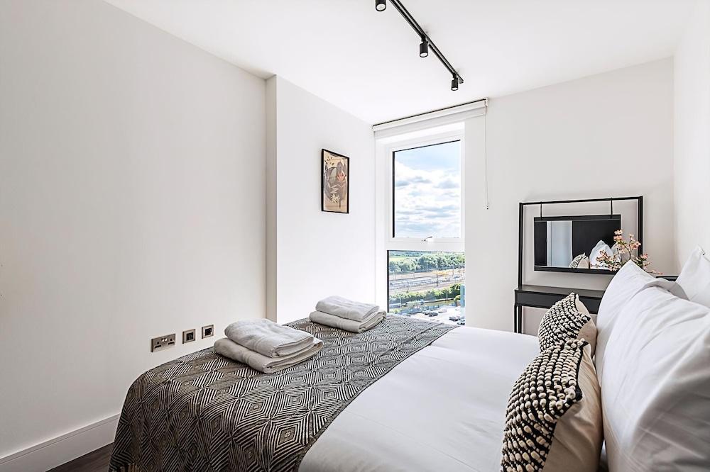 Stylish and Bright West London Gem - Tap to explore photos