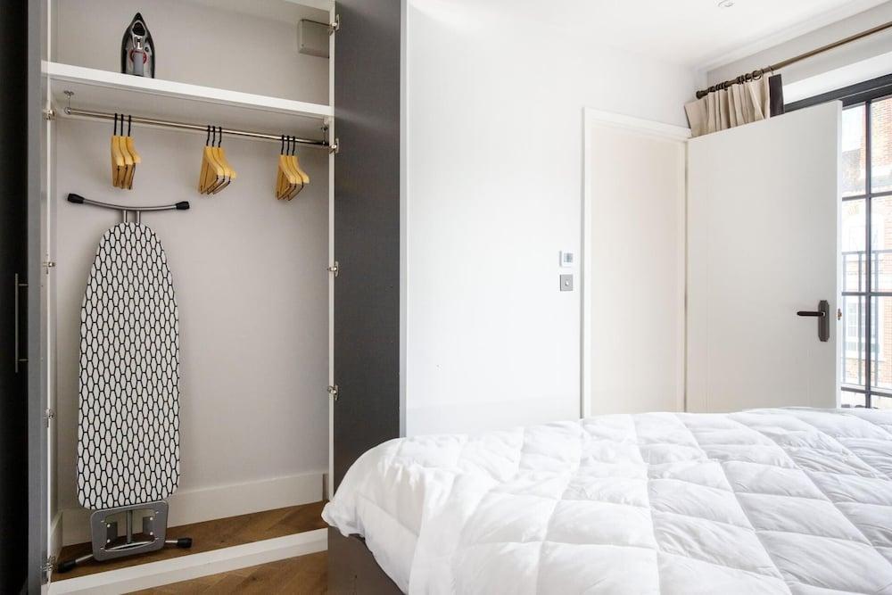 Sophisticated 2 Bedrooms by Spitafields - Tap to explore photos