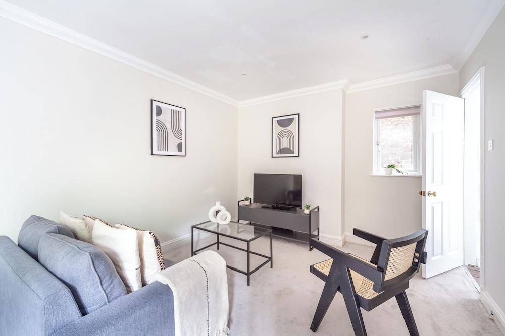 The Ealing Villa - Tap to explore photos