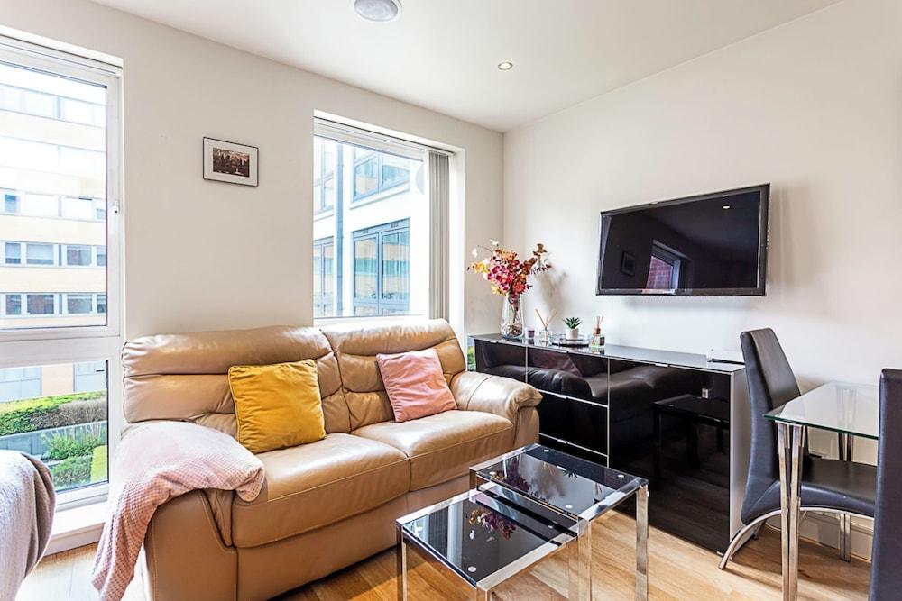 Beautiful, Central Studio in Chelsea - Tap to explore photos