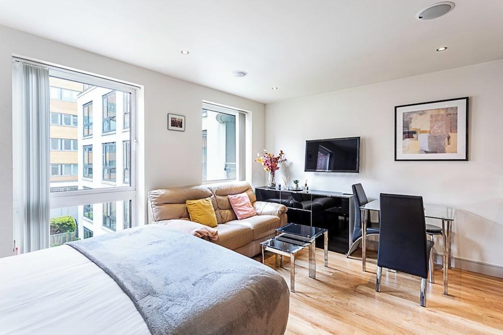 Beautiful, Central Studio in Chelsea - Tap to explore photos