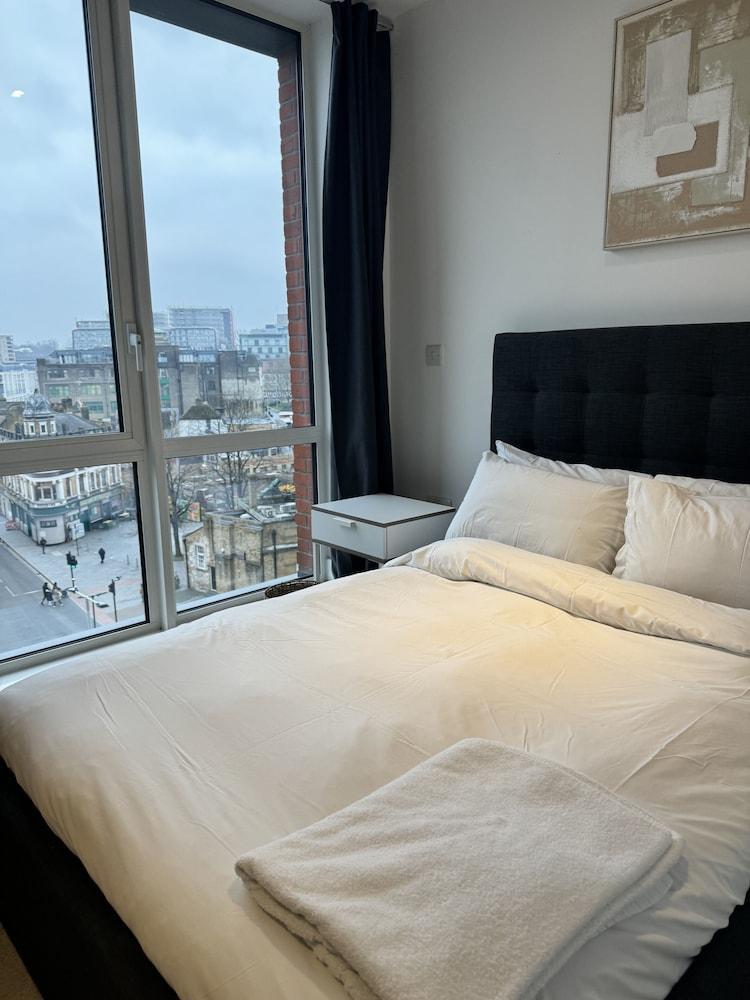 Phoenix 2 Bedroom Apartment in london - Tap to explore photos