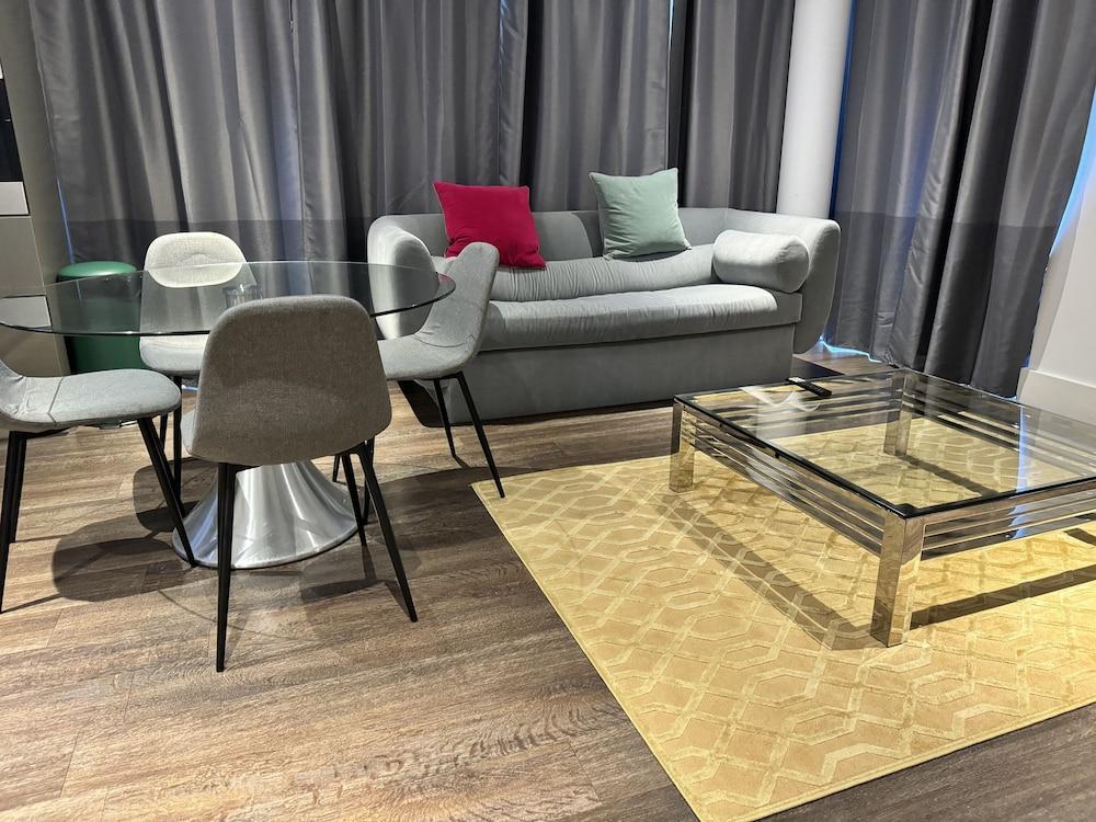Phoenix 2 Bedroom Apartment in london - Tap to explore photos