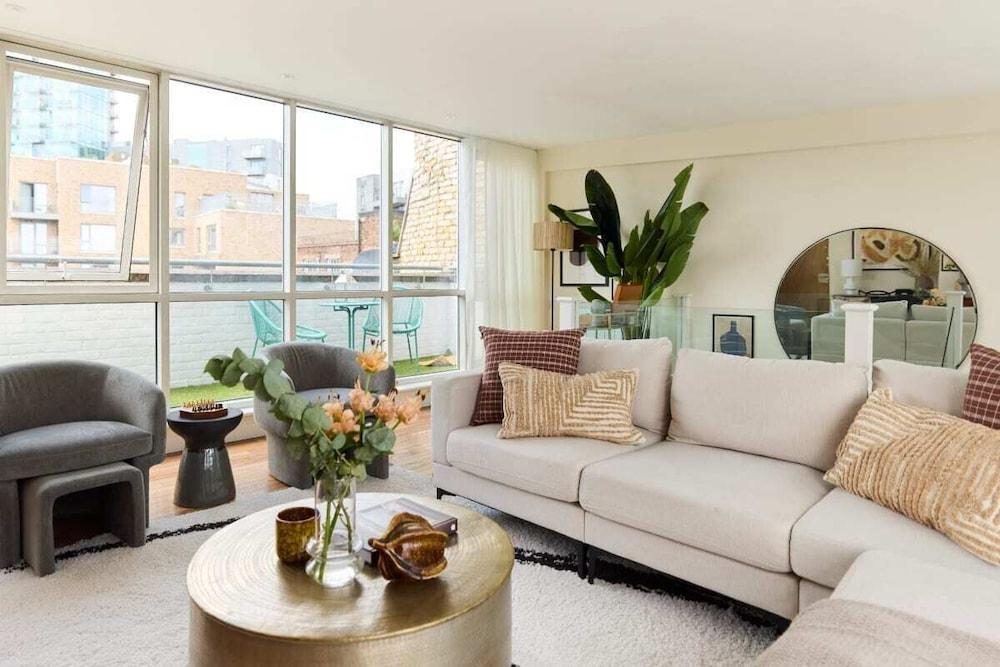 The Brick Lane Arms - Breathtaking 2bdr Penthouse With Balcony - Tap to explore photos