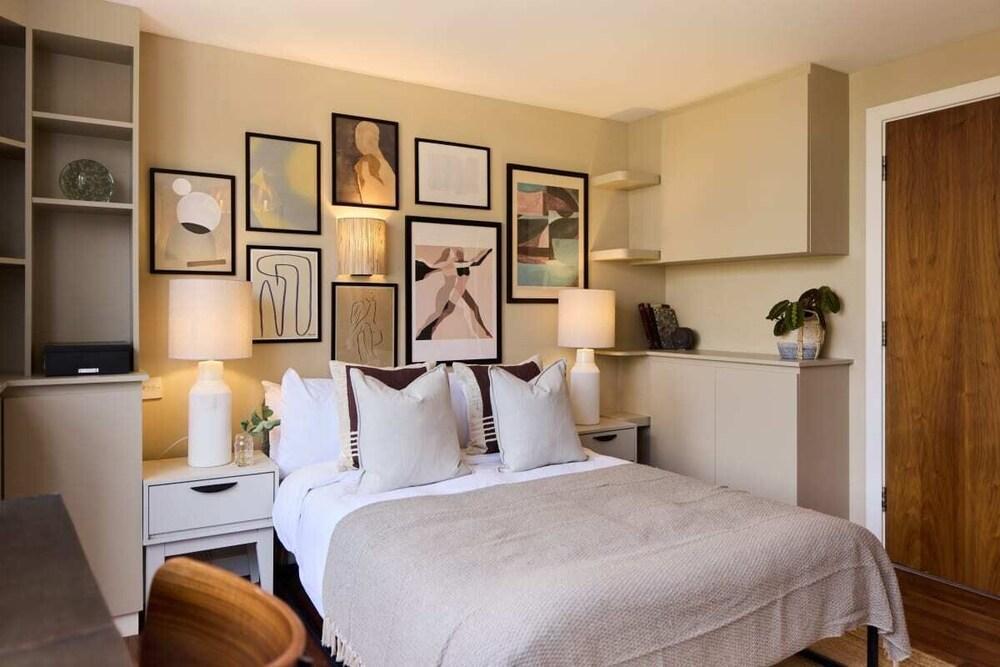 The Brick Lane Arms - Breathtaking 2bdr Penthouse With Balcony - Tap to explore photos