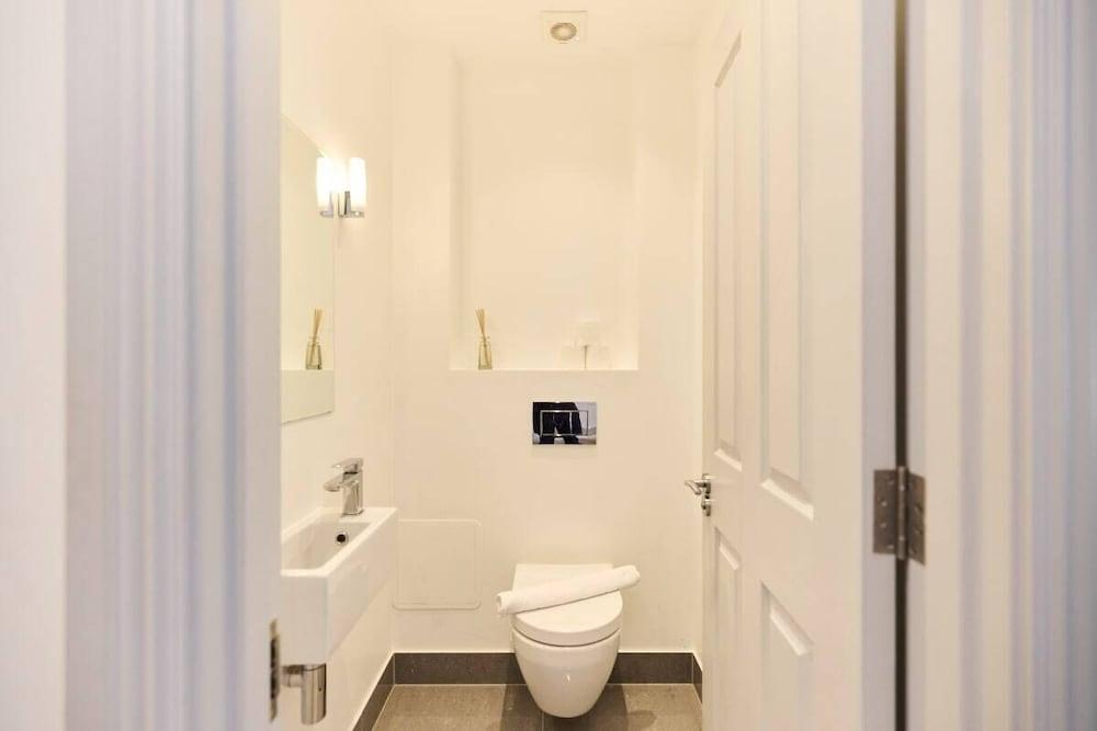 The Leghorn Quarters - Modern 3bdr With Balcony - Tap to explore photos