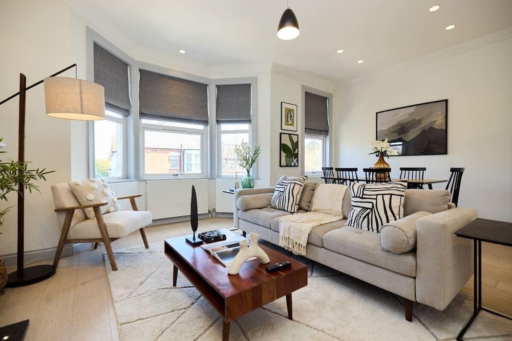 The Leghorn Quarters - Modern 3bdr With Balcony - Tap to explore photos
