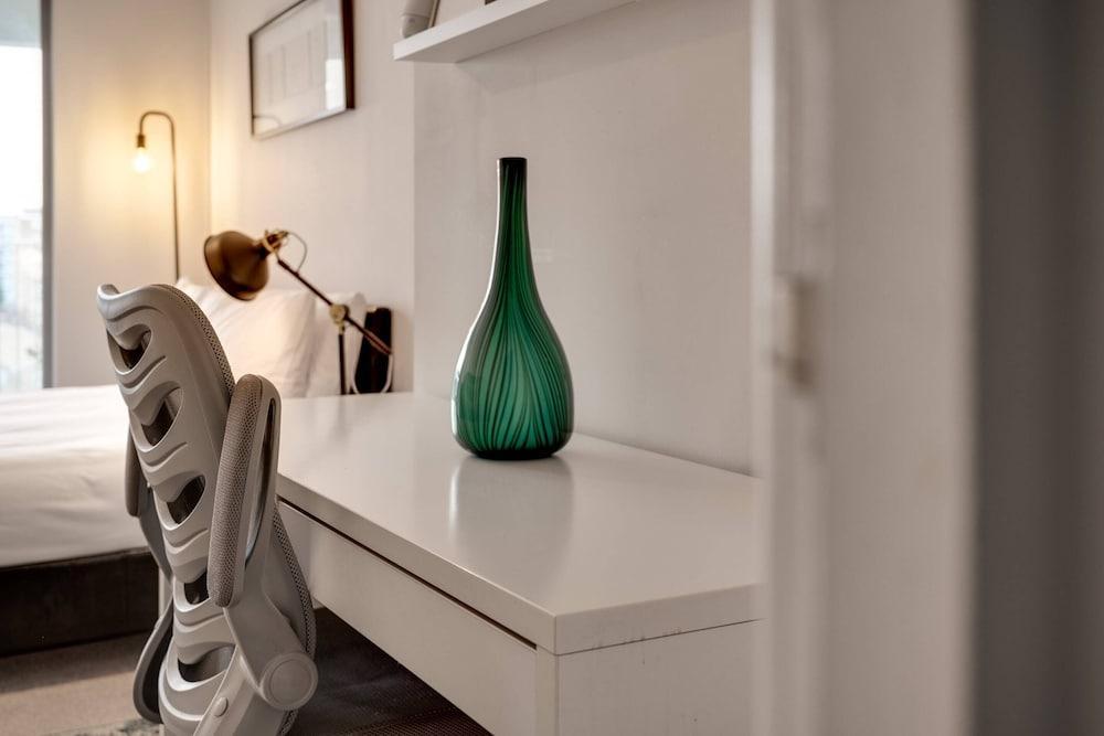 Spacious Modern Camberwell Apartment