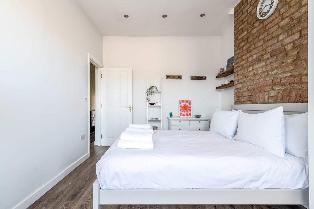 Chic and Cheerful Flat in Willesden Green - Tap to explore photos