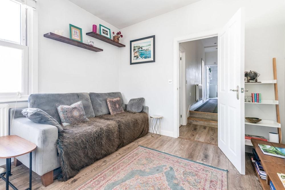 Chic and Cheerful Flat in Willesden Green - Tap to explore photos