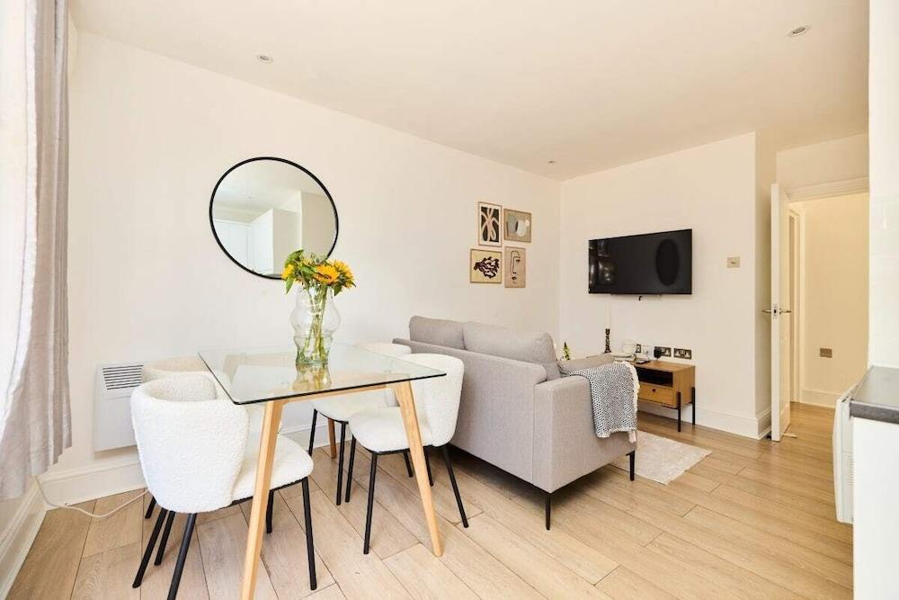 The Streatham Crib - Bright 2bdr Flat - Tap to explore photos