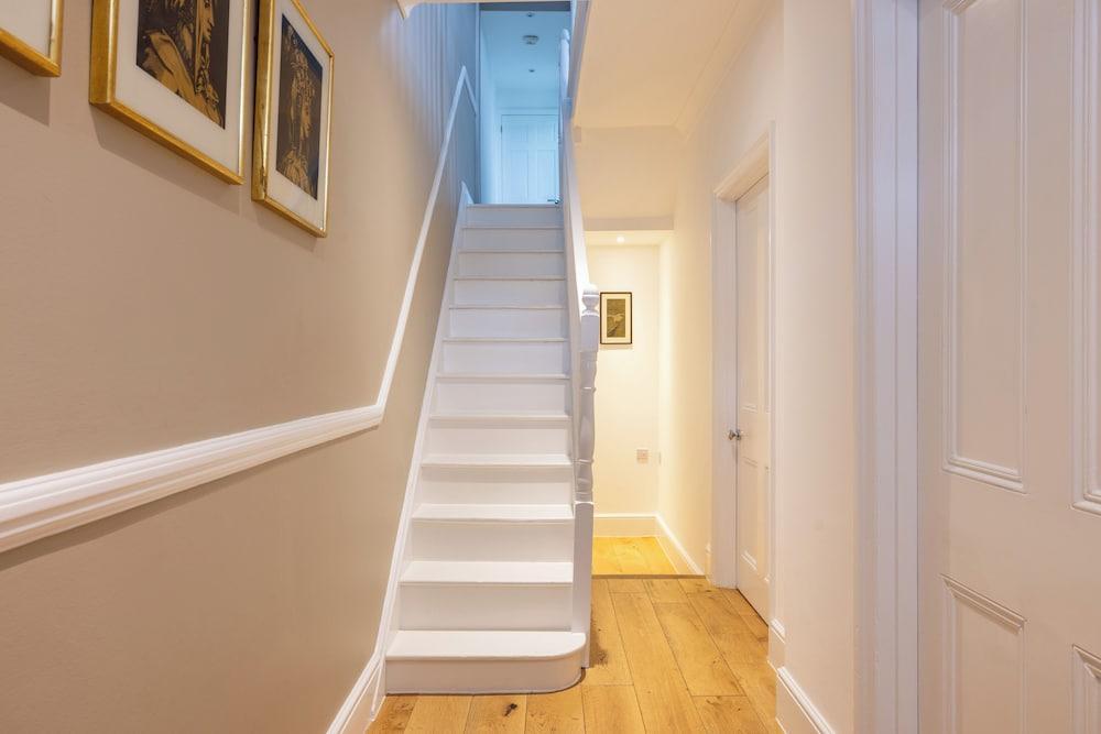 The Thames Embrace 3 BR & Garden House - Tap to explore photos