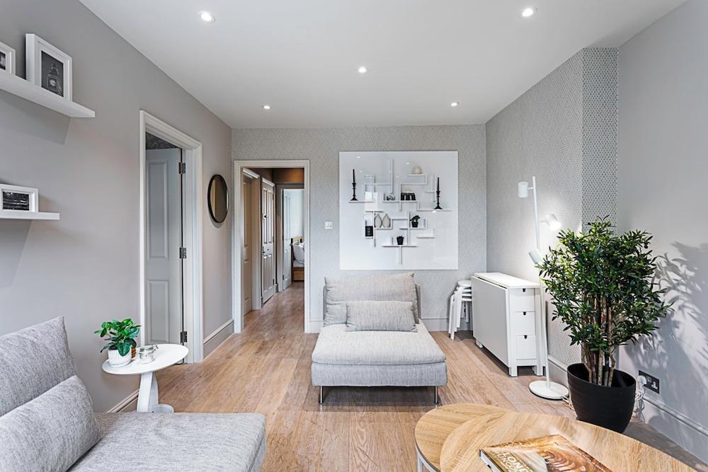 Fulham Serenity: Your Charming 2-bed Retreat - Tap to explore photos