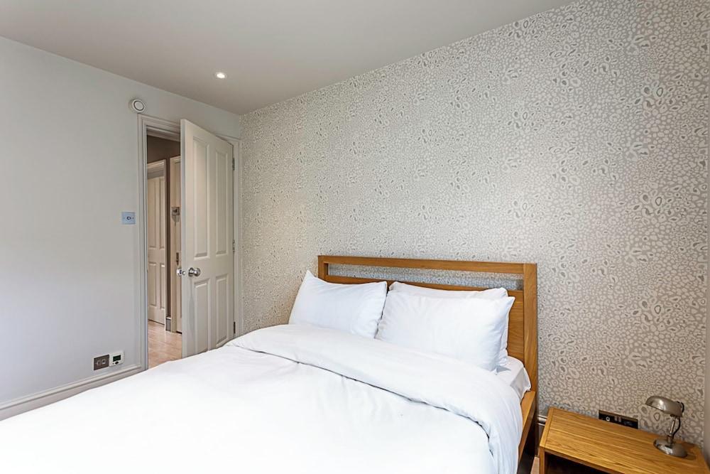 Fulham Serenity: Your Charming 2-bed Retreat - Tap to explore photos