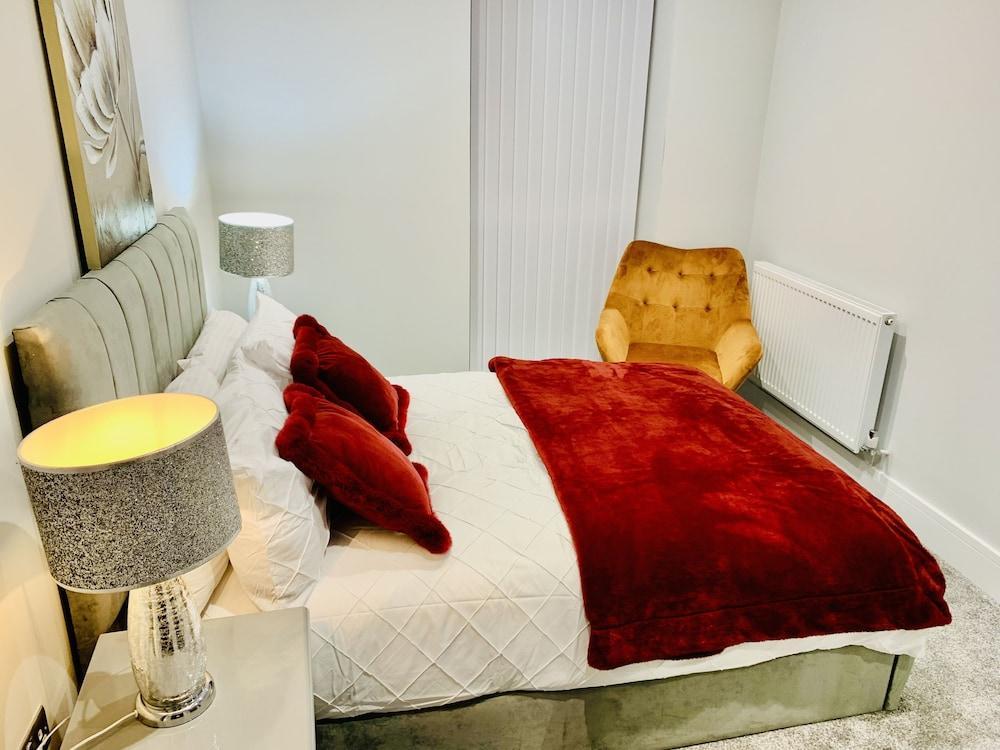 Stunning 2-bed Apartment in Barking - Tap to explore photos